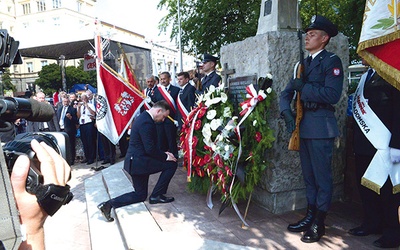 Po Mszy św. przy pomniku Radomskiego Czerwca ’76 składano wieńce i wiązanki kwiatów.