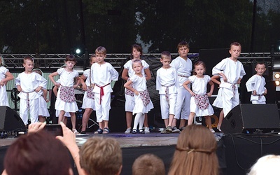 Zanim na wielkiej scenie wystąpiły gwiazdy, swój artystyczny program zaprezentowali „Mali Drzewiczanie”.