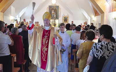 	Bp Andrzej Jeż poświęca rozbudowaną kaplicę.