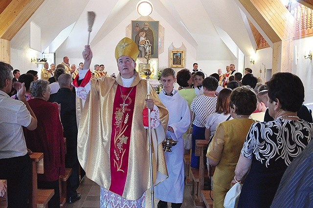 	Bp Andrzej Jeż poświęca rozbudowaną kaplicę.