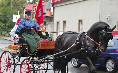 Koniarze wjeżdżają do Łoziny.