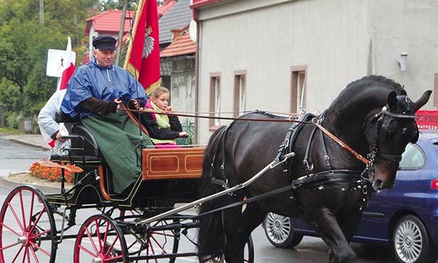 Koniarze wjeżdżają do Łoziny.