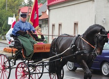 Koniarze wjeżdżają do Łoziny.