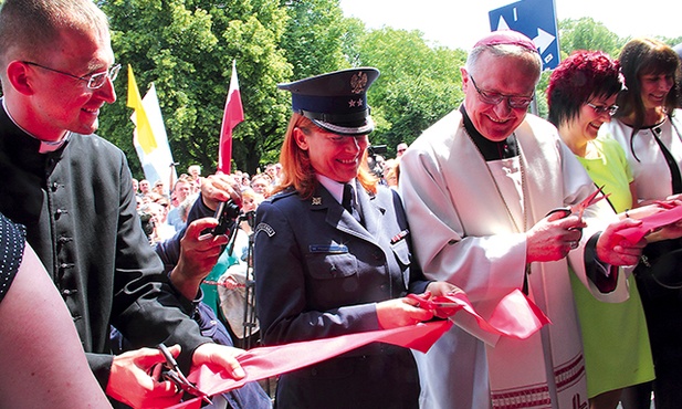 Wstęgę przecięli najbardziej zasłużeni dla powstania Domu Miłosierdzia.