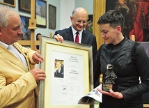 Moment wręczenia nagrody Nadiji Sawczenko na Zamku Lubelskim.