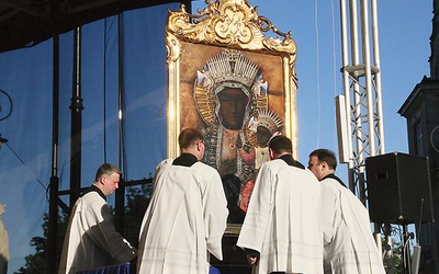 W rocznicę cudu lubelskiego obraz Matki Bożej z katedry wychodzi na ulice miasta.