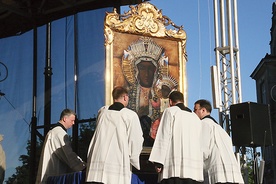 W rocznicę cudu lubelskiego obraz Matki Bożej z katedry wychodzi na ulice miasta.