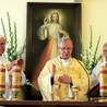 ▲	Modlitwie dziękczynnej księży jubilatów w sanktuarium Bożego Miłosierdzia w Płocku przewodniczył bp Piotr Libera.