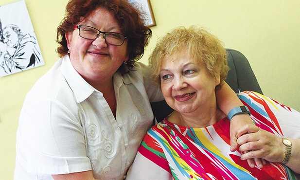 ▲	Szefowa w objęciach pani Moniki.