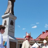 Odsłonięcie pomnika św. Bilczewskiego w Wilamowicach.