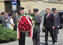 ▲	Prezydent Andrzej Duda składa wieniec pod pomnikiem Wojciecha Korfantego.