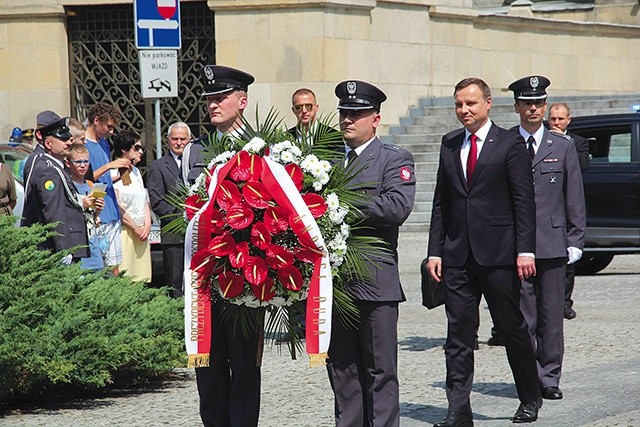 ▲	Prezydent Andrzej Duda składa wieniec pod pomnikiem Wojciecha Korfantego.