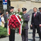 ▲	Prezydent Andrzej Duda składa wieniec pod pomnikiem Wojciecha Korfantego.