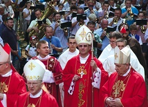 Abp Wojciech Polak (z pastorałem) na pielgrzymce mężczyzn.