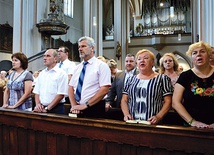 We Mszy św. uczestniczyło kilkaset osób, w tym władze powiatu opolskiego i gmin.