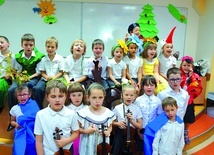 ▲	Podczas uroczystości zakończenia roku uczniowie wykonali utwory na wielu instrumentach.