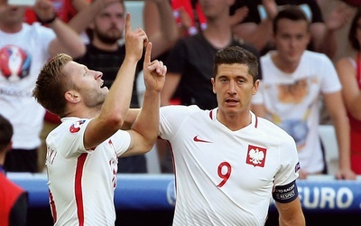 Marsylia. Jakub Błaszczykowski, strzelec bramki, i Robert Lewandowski cieszą się po zdobyciu zwycięskiego gola w meczu Polski z Ukrainą na Mistrzostwach Europy.
