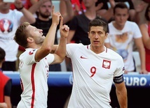 Marsylia. Jakub Błaszczykowski, strzelec bramki, i Robert Lewandowski cieszą się po zdobyciu zwycięskiego gola w meczu Polski z Ukrainą na Mistrzostwach Europy.