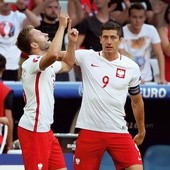 Marsylia. Jakub Błaszczykowski, strzelec bramki, i Robert Lewandowski cieszą się po zdobyciu zwycięskiego gola w meczu Polski z Ukrainą na Mistrzostwach Europy.