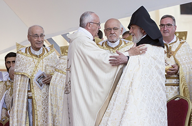 Papież Franciszek i katolikos Karekin II przekazują sobie znak pokoju podczas Eucharystii w Giumri.