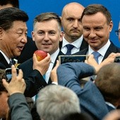 Podczas wizyty w Warszawie prezydent Xi Jinping spróbował polskich jabłek. Chiny obiecują otworzyć swój rynek dla polskich sadowników, a także producentów wieprzowiny i drobiu.