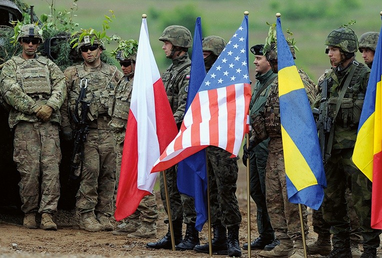 Żołnierze państw należących do NATO regularnie uczestniczą we wspólnych ćwiczeniach. W zakończonych niedawno w Polsce brało udział 18 państw członkowskich. Wydatki wojskowe NATO stanowią ponad 60 proc. kwoty przeznaczanej na zbrojenia na całym świecie.