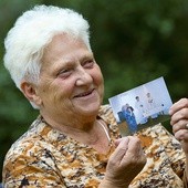 Barbara Dodos pokazuje zdjęcie z domowej Mszy Świętej w Gostiwarze. Odprawiali ją ks. Mato oraz ks. Krzysztof Ośka.
