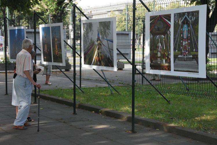 Przydrożne kapliczki i JPII w Mogile