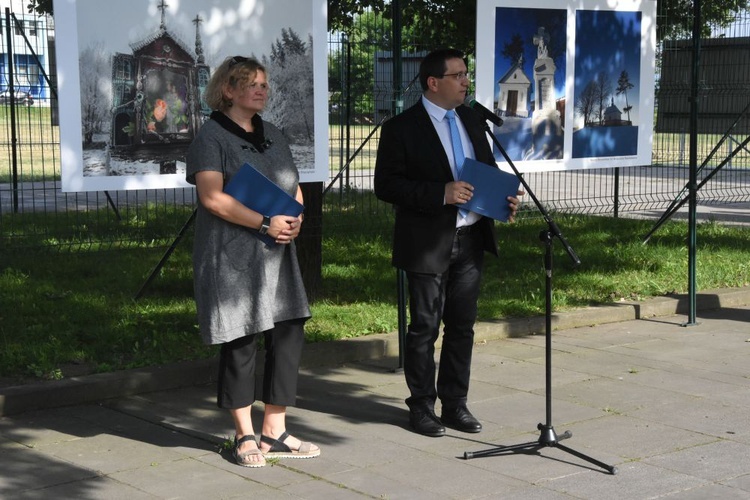 Przydrożne kapliczki i JPII w Mogile