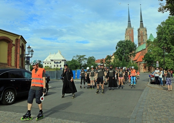 Pierwsze kilometry Rolkowej Pielgrzymki Wrocławskiej