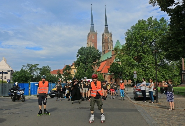 Pierwsze kilometry Rolkowej Pielgrzymki Wrocławskiej