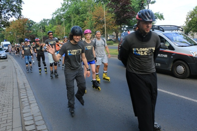 Pierwsze kilometry Rolkowej Pielgrzymki Wrocławskiej