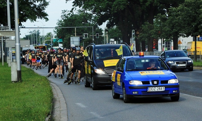 Pierwsze kilometry Rolkowej Pielgrzymki Wrocławskiej