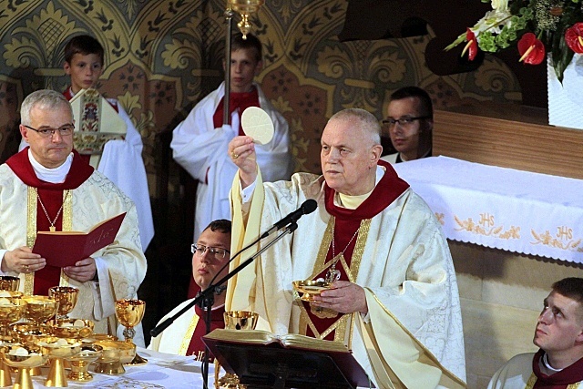 Intronizacja relikwii cudu eucharystycznego