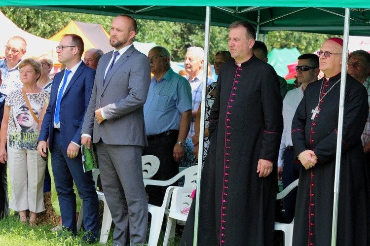 Odsłonięcie głazu bp. Wacława Leszczyńskiego