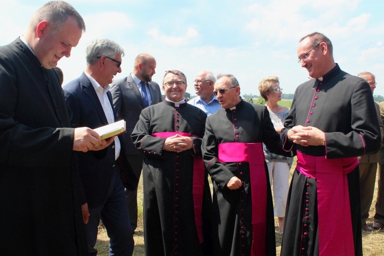 Odsłonięcie głazu bp. Wacława Leszczyńskiego