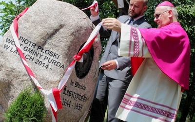 Odsłonięcie głazu bp. Wacława Leszczyńskiego