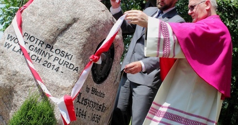 Odsłonięcie głazu bp. Wacława Leszczyńskiego