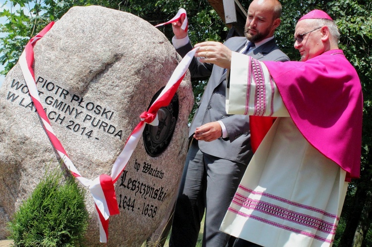 Odsłonięcie głazu bp. Wacława Leszczyńskiego