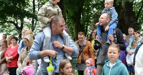 Grota lurdzka pełna dzieci