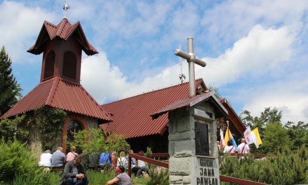 Kaplica na Groniu, a przed nią krzyż "Ludziom Gór", również wzniesiony przez Stefana Jakubowskiego