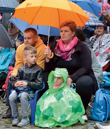 ▲	Przez chwilę padało,  za to na zakończenie Mszy św. zza chmur wyszło słońce.