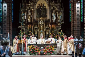 Księża jubilaci  wraz z biskupami gliwickimi koncelebrowali Eucharystię 29 czerwca.