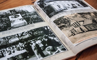 Druga część albumu o Rudach zawiera m.in. zdjęcia dawnych budynków czy fotograficzną dokumentację kościelnych uroczystości.