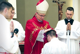 ▲	Bp Zadarko przez gest nałożenia rąk wyświęcił R. Dreslera na diakona.