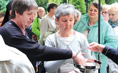 ▲	U progu sanktuarium na Górze Chełmskiej matki odnowiły swój chrzest.