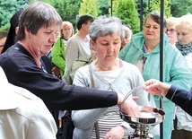 ▲	U progu sanktuarium na Górze Chełmskiej matki odnowiły swój chrzest.