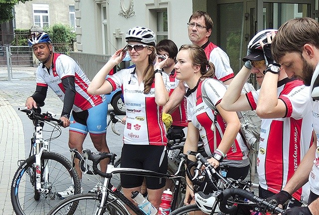 ▲	Uczestnicy rajdu rowerowego przed Hospicjum św. Jana Pawła II w Bielsku-Białej.