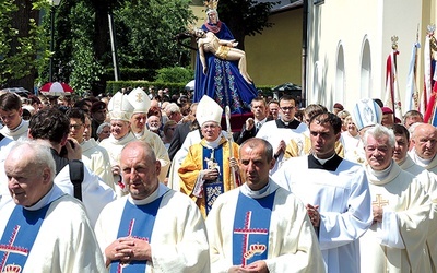 Księża bielsko-żywieccy i duszpasterze z sąsiednich diecezji koncelebrowali Mszę św. przy hałcnowskiej bazylice.