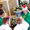 ▲	Bp Piotr Greger pobłogosławił kamienną chrzcielnicę w kościele św. Jakuba w Simoradzu.